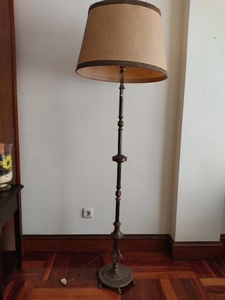 Lámpara de pie antigua de bronce tallado