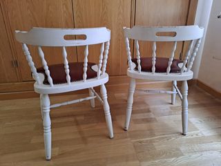 Sillas de madera granates y blancas