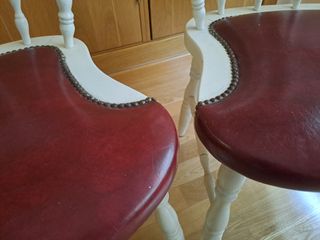 Sillas de madera granates y blancas