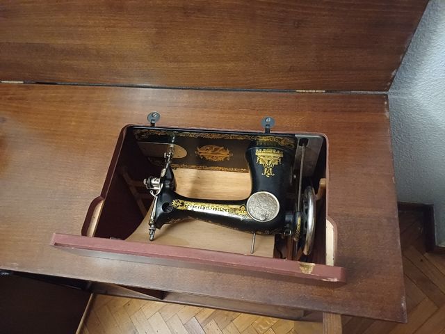 Maquina coser Singer mueble castellano