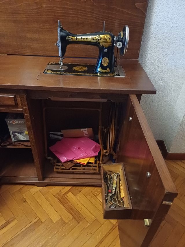 Maquina coser Singer mueble castellano