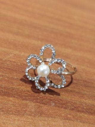 Anello regolabile con fiore