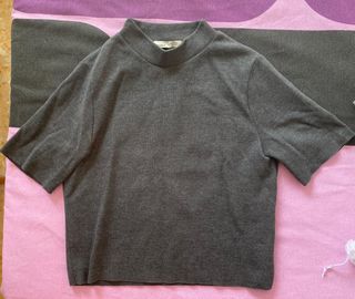 Camiseta gris de cuello alto cómoda