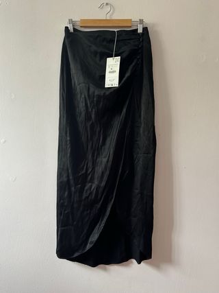 Falda larga satinada negra de zara