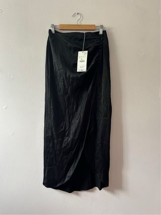 Falda larga satinada negra de zara