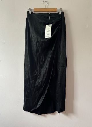 Falda larga satinada negra de zara