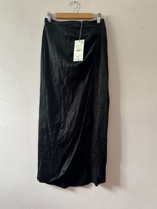 Falda larga satinada negra de zara