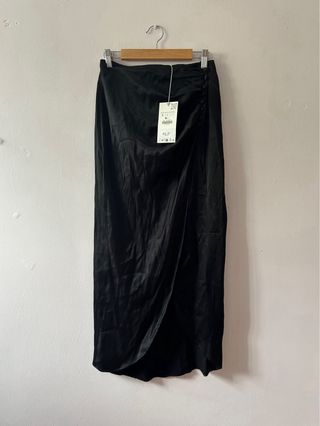 Falda larga satinada negra de zara