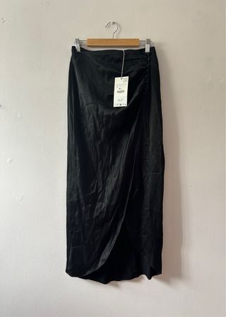 Falda larga satinada negra de zara