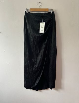 Falda larga satinada negra de zara