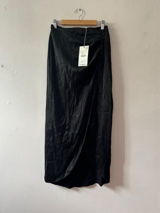 Falda larga satinada negra de zara