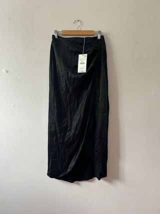 Falda larga satinada negra de zara