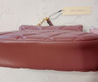 Bolso mujer rosado con cremallera.