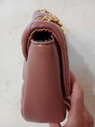 Bolso mujer rosado con cremallera.