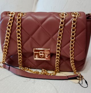 Bolso mujer rosado con cremallera.