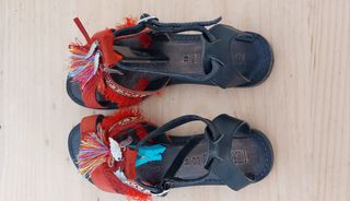 Sandalias Koala Bay flecos rojas