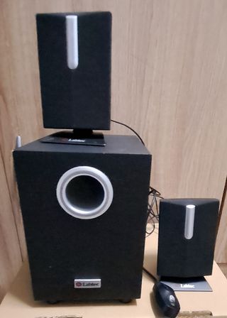 Subwoofer y altavoces