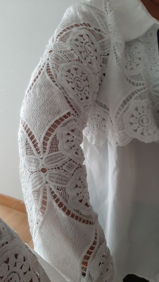 Camiseta o blusa blanca con encaje