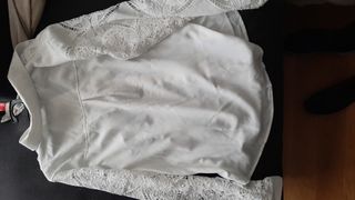 Camiseta o blusa blanca con encaje