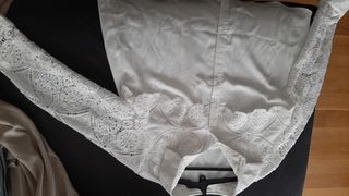 Camiseta o blusa blanca con encaje