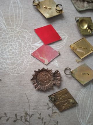 9 INSIGNIAS MILITARARES CON DEFECTOS