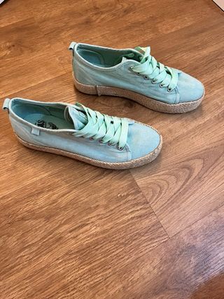 Zapatillas planas de esparto.