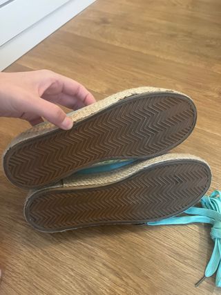 Zapatillas planas de esparto.