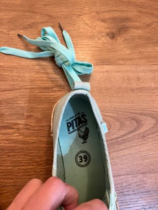 Zapatillas planas de esparto.