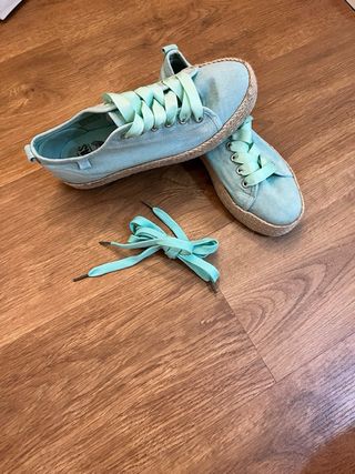 Zapatillas planas de esparto.