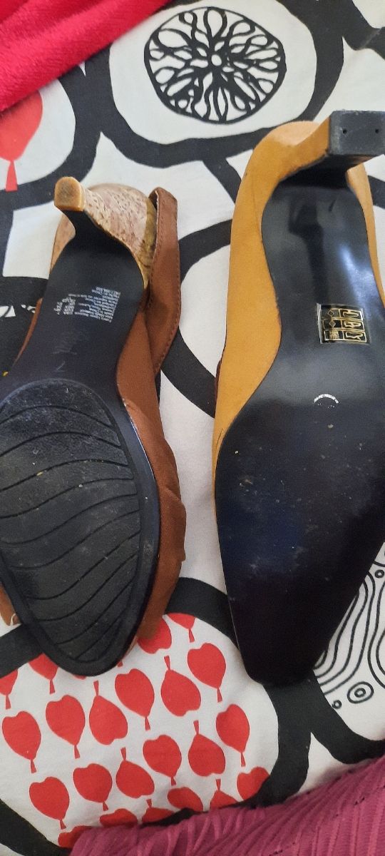 2 par de zapatos de tacón