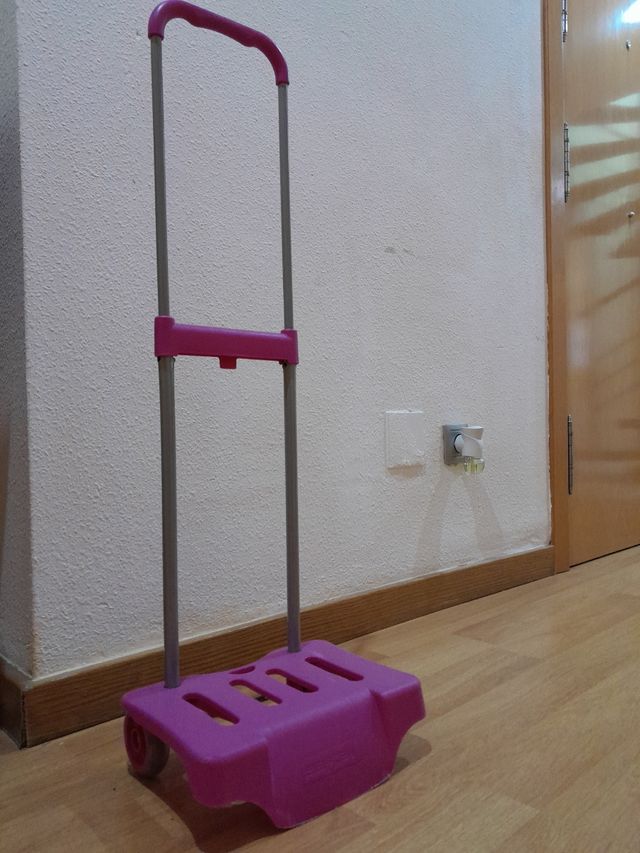 Carrito portamochila, color rosa.