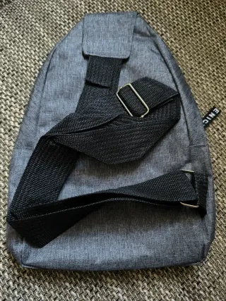 Bolso de hombro o de pecho.