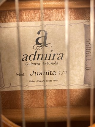 guitarra modelo: Juanita 1/2 + funda
