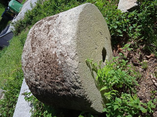 Rueda de molino de piedra