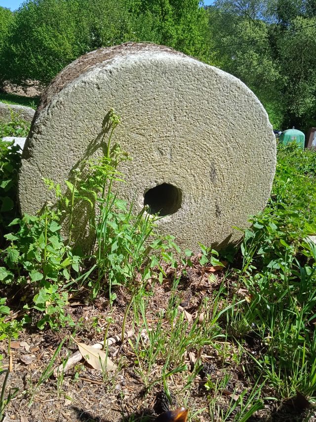 Rueda de molino de piedra