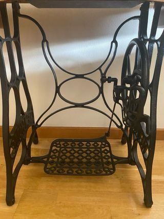 Mesa máquina de coser antigua
