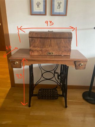 Mesa máquina de coser antigua