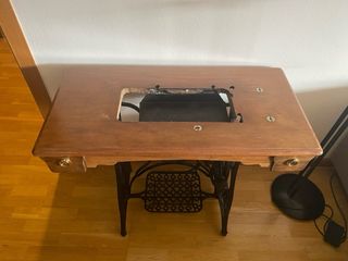 Mesa máquina de coser antigua