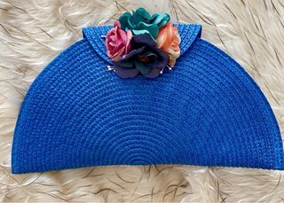 Cartera de mimbre azul.