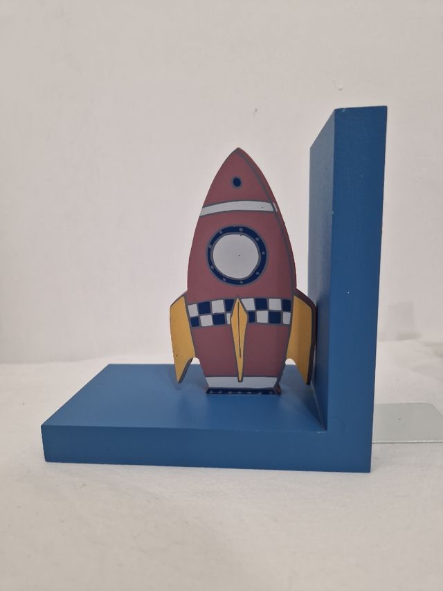 Soporte de libros de cohete