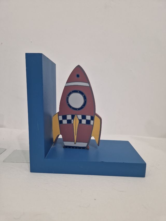 Soporte de libros de cohete