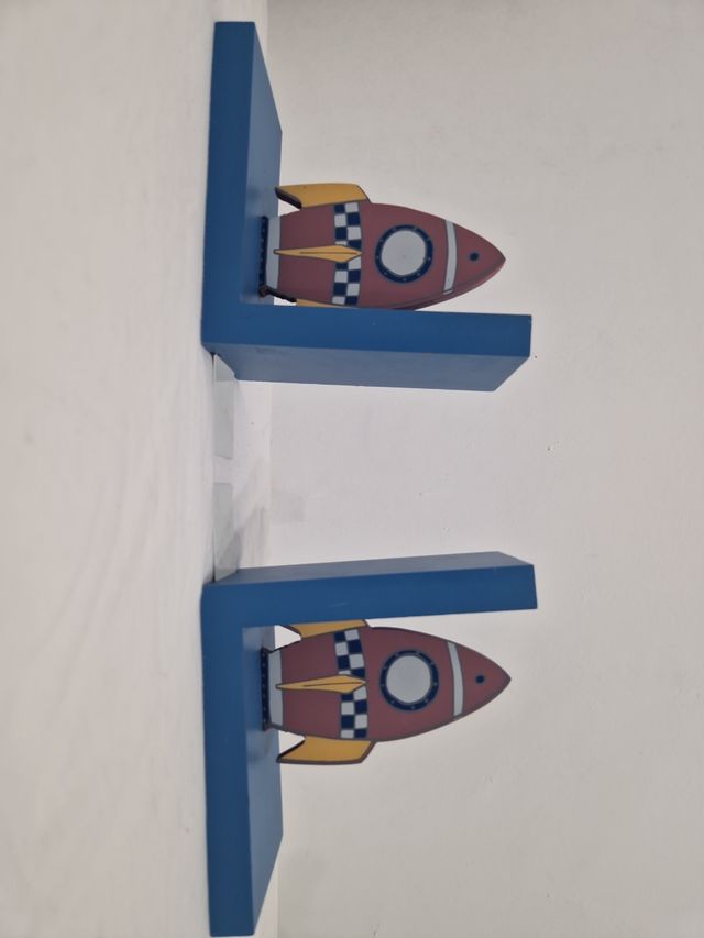 Soporte de libros de cohete