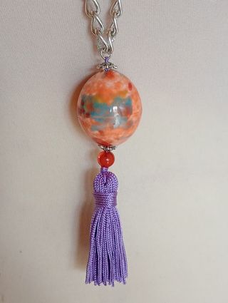 Collana con ciondolo ovale in ceramica e nappa