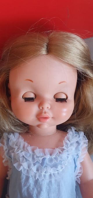 Muñeca violeta de famosa