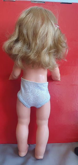 Muñeca violeta de famosa