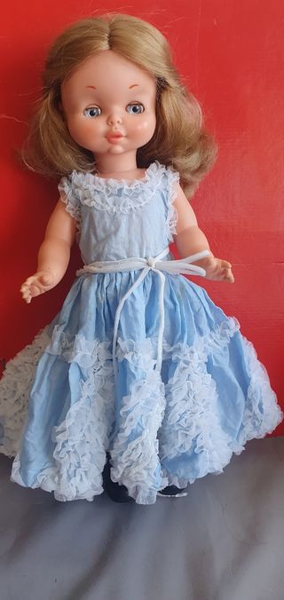 Muñeca violeta de famosa