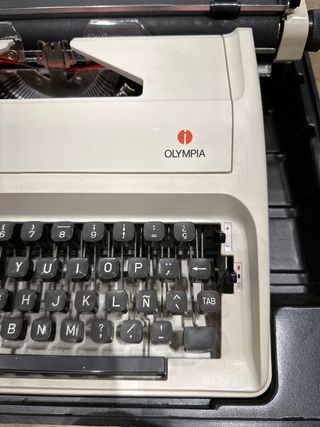 Maquina de escribir Olympia Carina 3