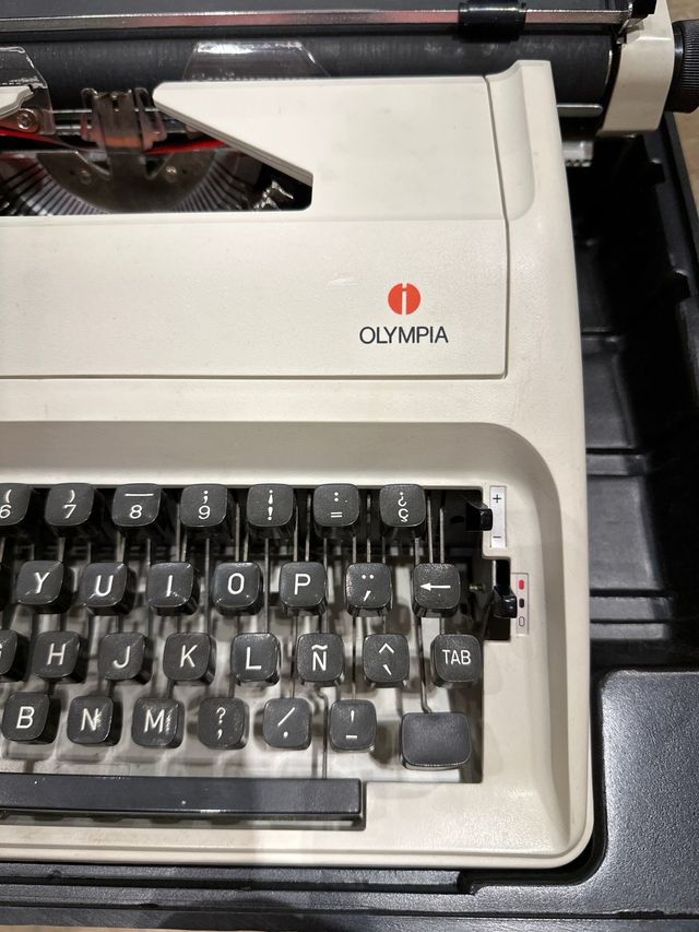 Maquina de escribir Olympia Carina 3