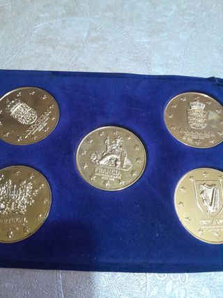 Monedas conmemorativas chapadas en oro