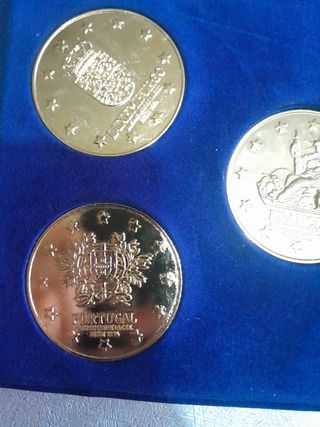 Monedas conmemorativas chapadas en oro